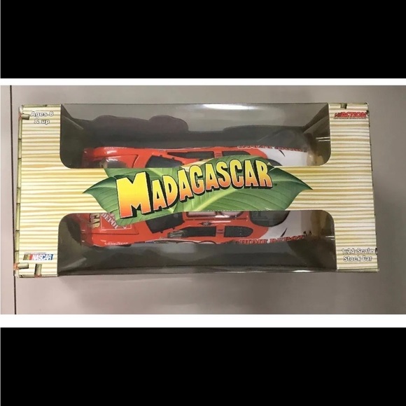 2005 TONY STEWART #20 MADAGASCAR 1:24 NASCAR DIE-CAST. - Picture 4 of 8